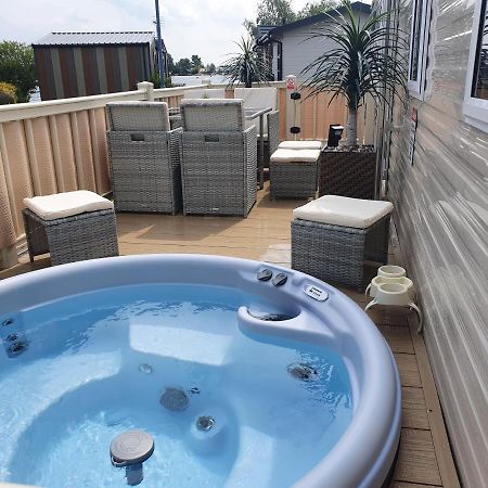 Relaxing Breaks With Hot Tub At Tattershal Lakes 3 Bedroom タターズホール エクステリア 写真