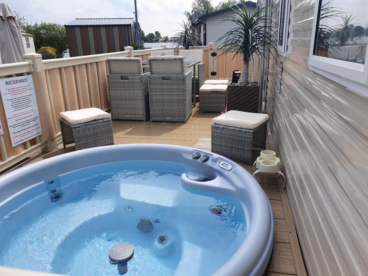 Relaxing Breaks With Hot Tub At Tattershal Lakes 3 Bedroom タターズホール エクステリア 写真